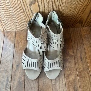 Women’s heels size 8